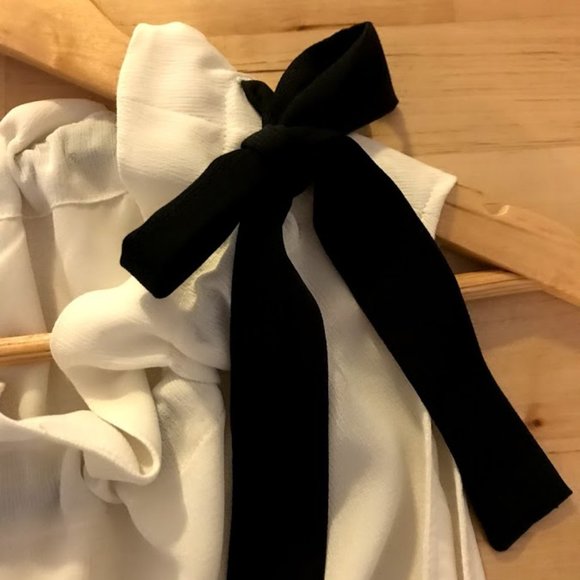 Cream blouse with black bow detail - Picture 3 of 4